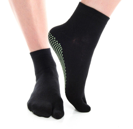 V-Toe Flip Flop Socks Casual Nonskid Socks - Black Solid Big Toe Tabi Socks by V-Toe Socks, Inc - The Hammer Sports
